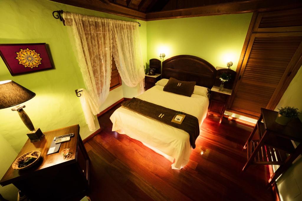 Posteľ alebo postele v izbe v ubytovaní Hotel Rural Casa de Los Camellos