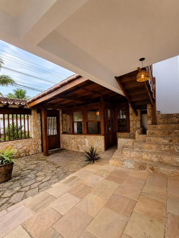a house with a stone porch with a stone staircase at Pousada Brisa leve Paraty in Paraty