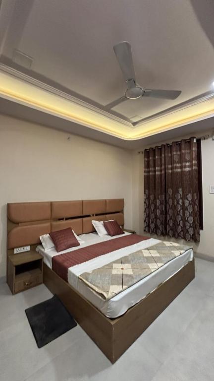 a bedroom with a large bed and a ceiling at Hotel Awadh Grand in Kānpur