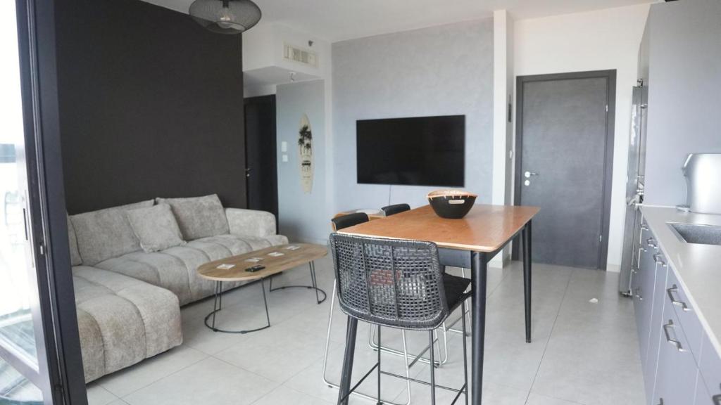 a living room with a couch and a table at Beauty apartment 3 rooms wi-fi in Netanya