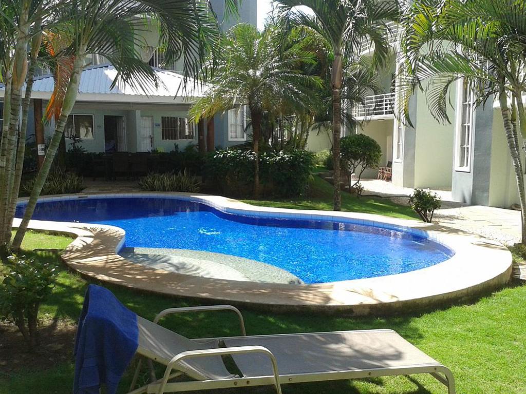 una piscina en el patio de una casa en Pura Vida Condo, en Tamarindo