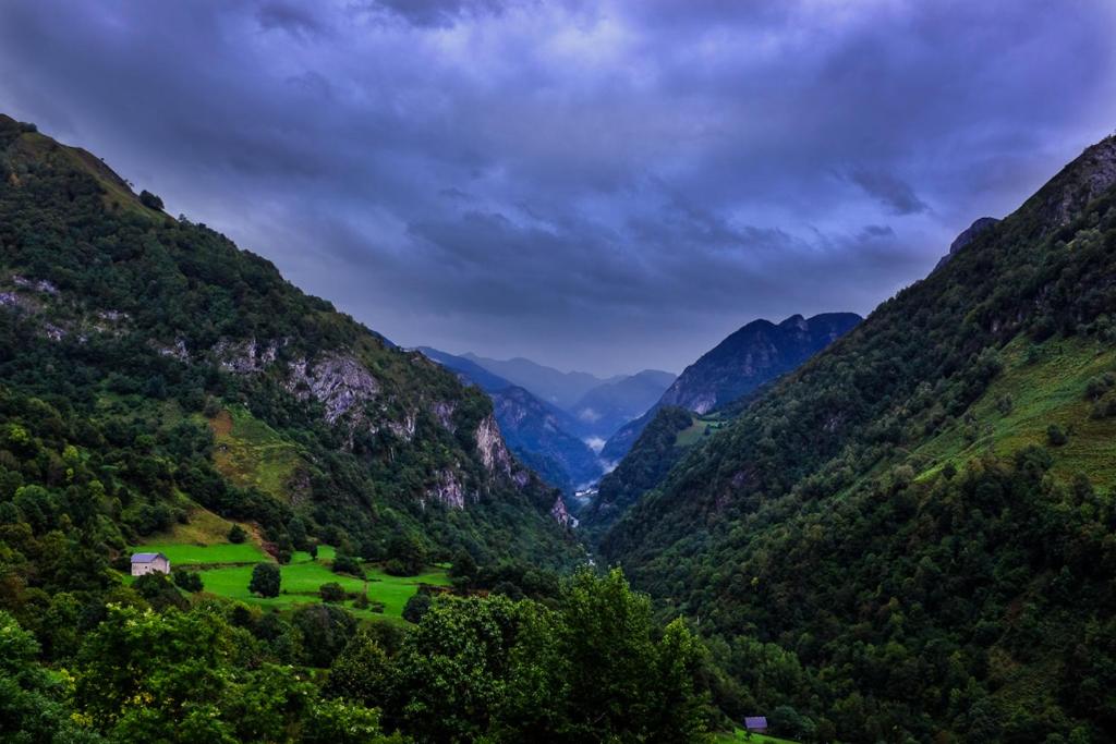 um vale nas montanhas sob um céu nublado em Auberge Toison d'Or em Cette-Eygun