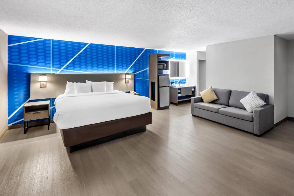a hotel room with a bed and a couch at Comfort Inn Mount Vernon Downtown in Mount Vernon