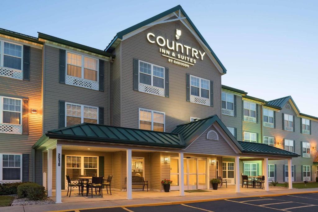 a exterior view of a building with a courtyard villa shuttle at Country Inn & Suites by Radisson, Ankeny - Des Moines in Ankeny
