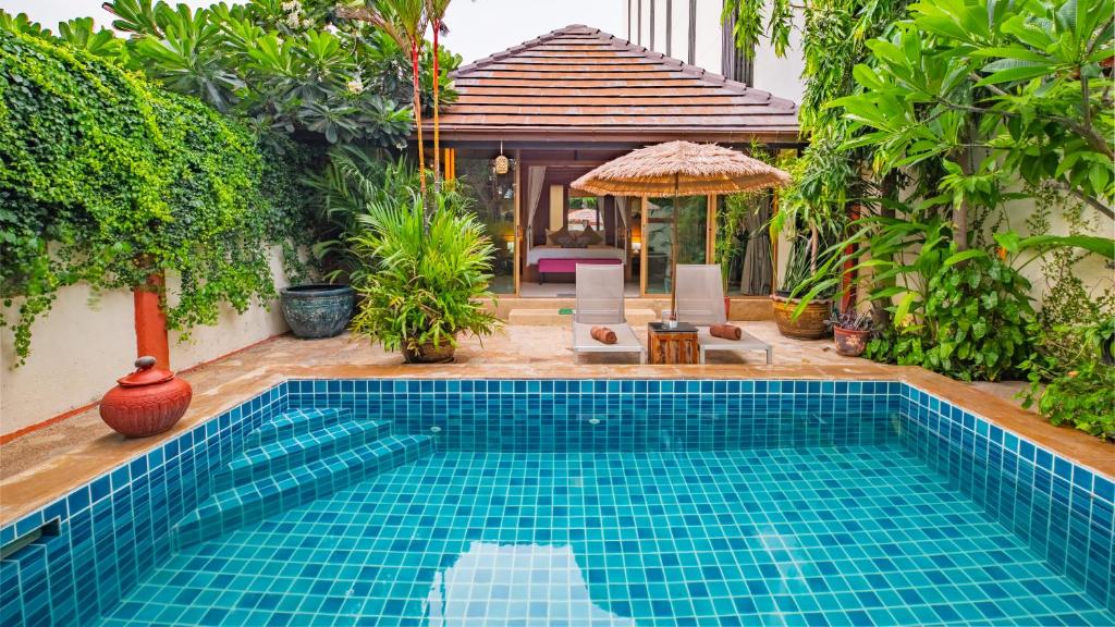 a swimming pool in a yard with a house at Pattaya Bungalow III, Totally Private Pool in Pattaya South
