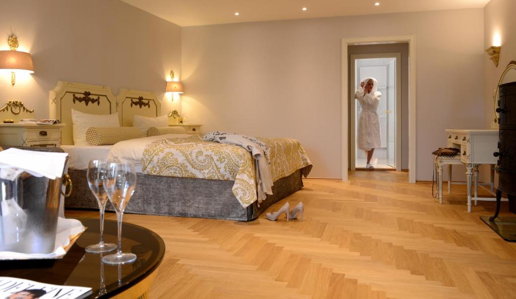 Postel nebo postele na pokoji v ubytování Romantik Hotel Markusturm