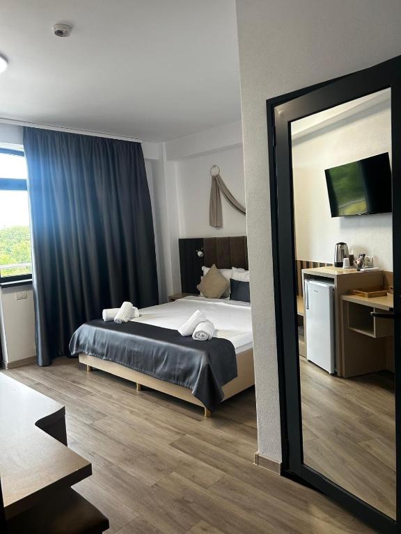a hotel room with a bed and a mirror at Casa Acati Venus in Venus