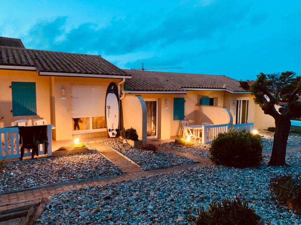 a house with a fence in front of it at Résidence le patio - Mimizan plage in Mimizan-Plage