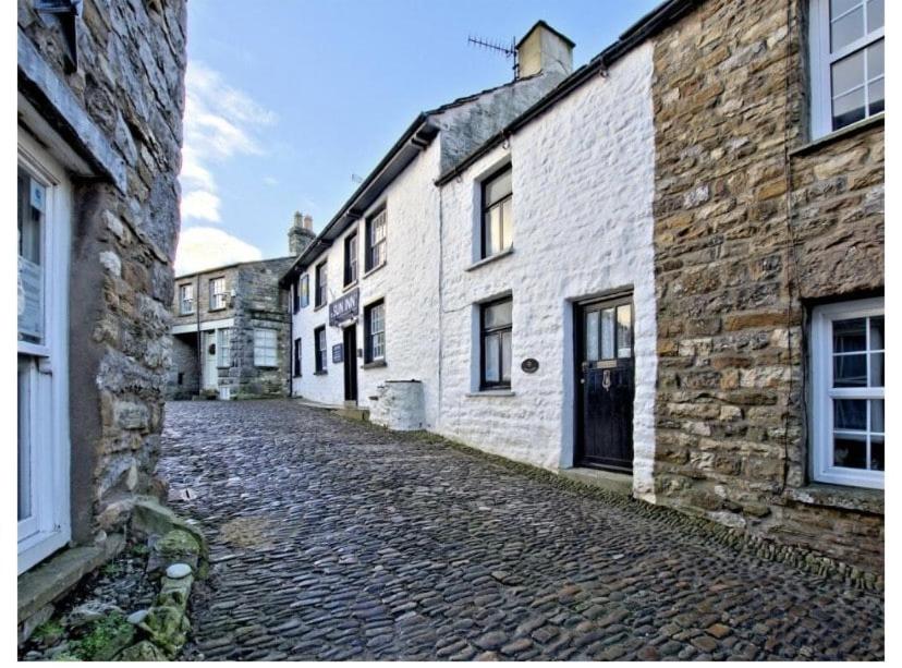 an empty cobblestone street in an old building at Sunnyside Cottage in Sedbergh