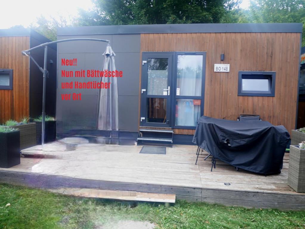 ein Gebäude mit einem Tisch davor in der Unterkunft Tiny House Lohse in Wemding