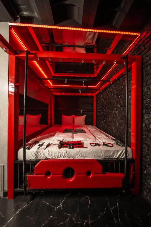 ein Schlafzimmer mit einem roten Etagenbett und roten Lichtern in der Unterkunft Apartament69 in Gliwice