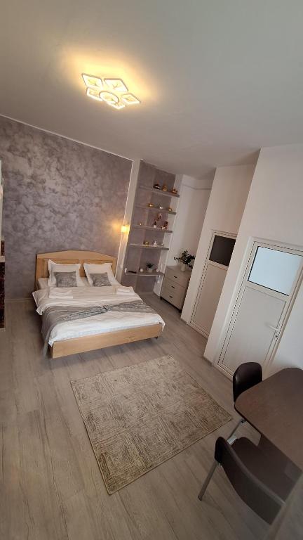a bedroom with a bed and a table and a chair at MaraStudio in Caşoca