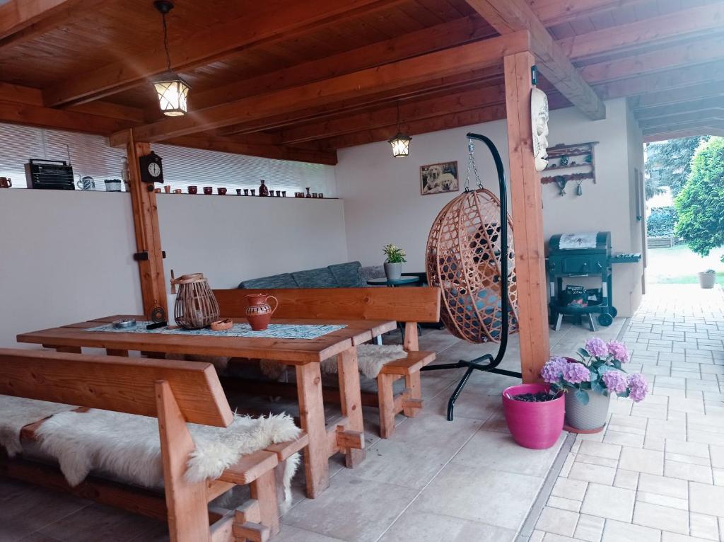 a living room with a wooden table and benches at Apartmán Paula -blízko Tatralandie a Bešeňovej in Liptovský Mikuláš