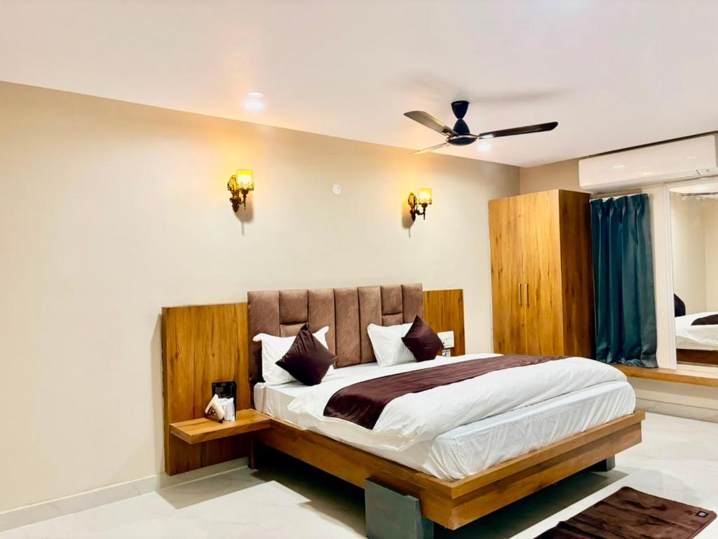 a bedroom with a bed and a ceiling fan at Hotel Sunshine Apartment in Bathinda