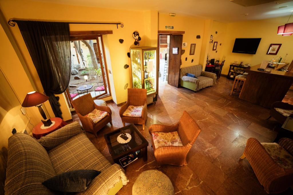 Televízia a/alebo spoločenská miestnosť v ubytovaní Hotel Rural Casa de Los Camellos