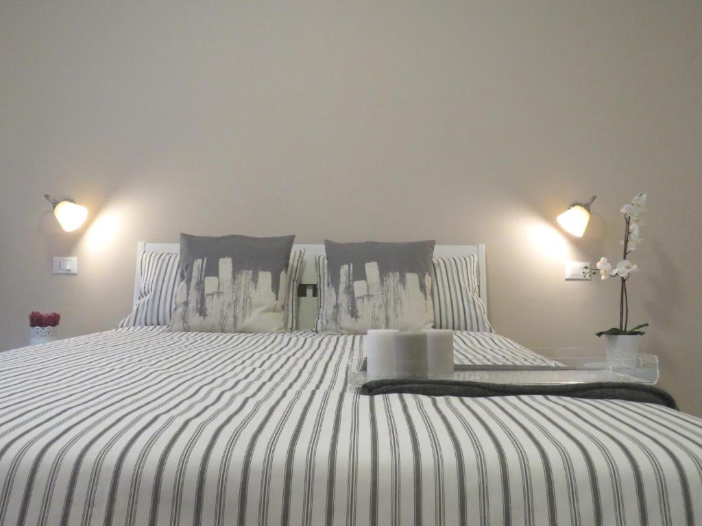 A bed or beds in a room at 8 Colonne Apartments