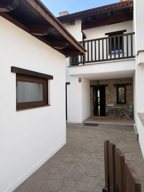 a view of the courtyard of a house with a balcony at Badaguás in Badaguás