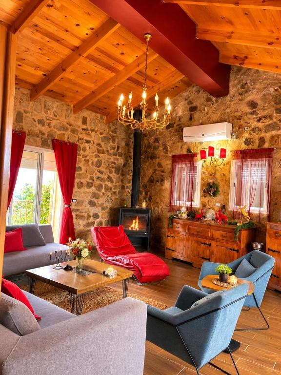 ein Wohnzimmer voller Möbel und einem Kamin in der Unterkunft Charming chalet in Douar el Haj Mohammed