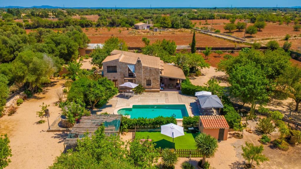 an aerial view of a house with a swimming pool at Can Rosillo in Llucmajor