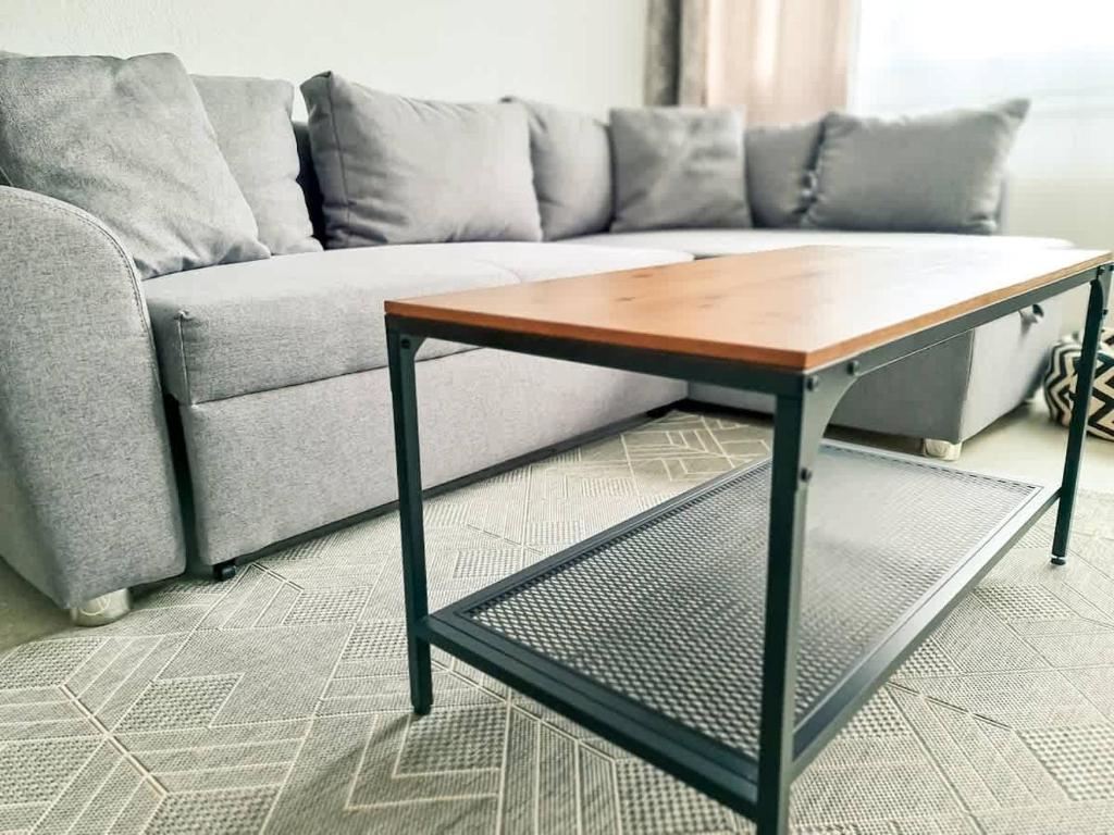 a coffee table in front of a couch at Nika Apartment - Aare Jungfrau AG in Grindelwald