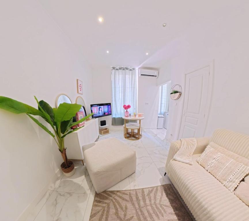 Beautiful refurbished air conditioned studio heart of Nice