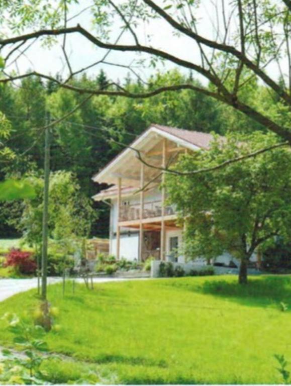 a house in a yard with a green lawn at Kirchstett in Sankt Wolfgang