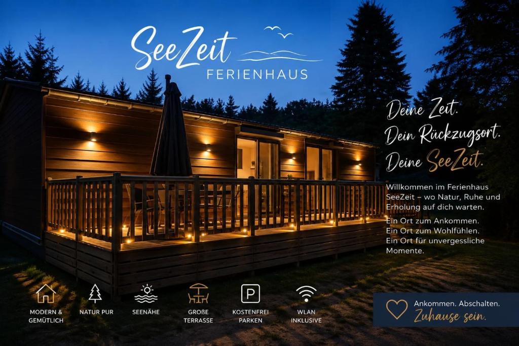 ein Haus mit Lichtern auf einem Deck bei Nacht in der Unterkunft Tinyhouse SeeZeit in Lohmen