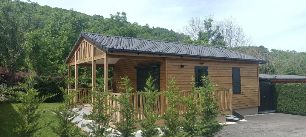 a log cabin with a fence in a yard at PRL El Pastural in Err
