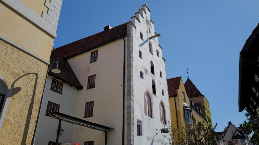 a building in the middle of a street at Hotell Visby Börs in Visby