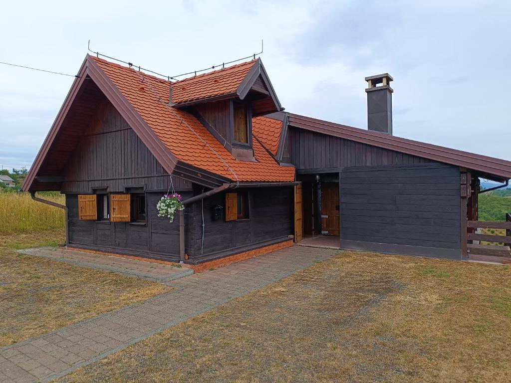 ein Haus mit braunem Dach und einer Garage in der Unterkunft Sweet Dalia in Molvice