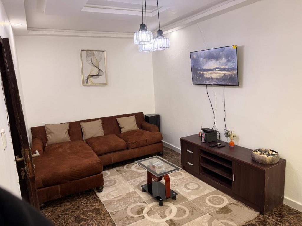 ein Wohnzimmer mit einem braunen Sofa und einem Tisch in der Unterkunft bryric in Marcasville