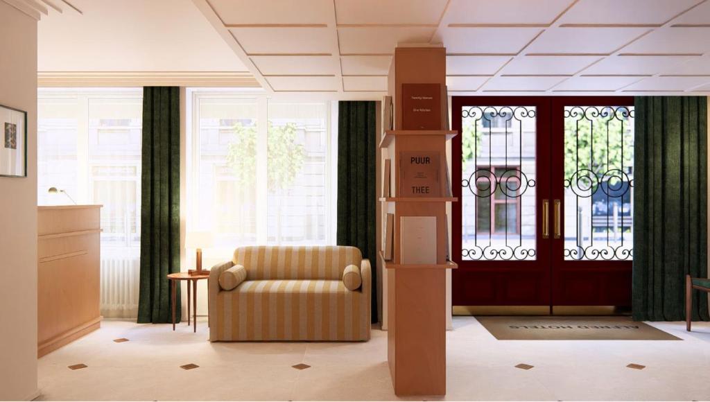 ein Wohnzimmer mit einem Sessel und Buntglastüren in der Unterkunft Alfred Hotels Paris Lecourbe- Hôtel Rénové in Paris