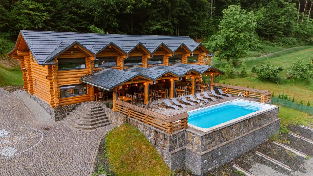 an overhead view of a log cabin with a swimming pool at Barlogul Ursului in Baia Mare