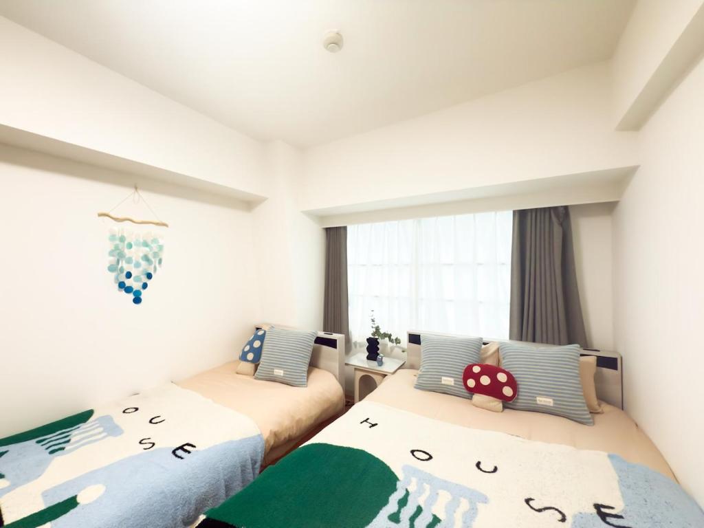 No708-1 min to JR Shin-Osaka Direct access to the airport Direct access to Namba Umeda USJ 2 beds for 3 people Wet and dry bathrooms kitchen