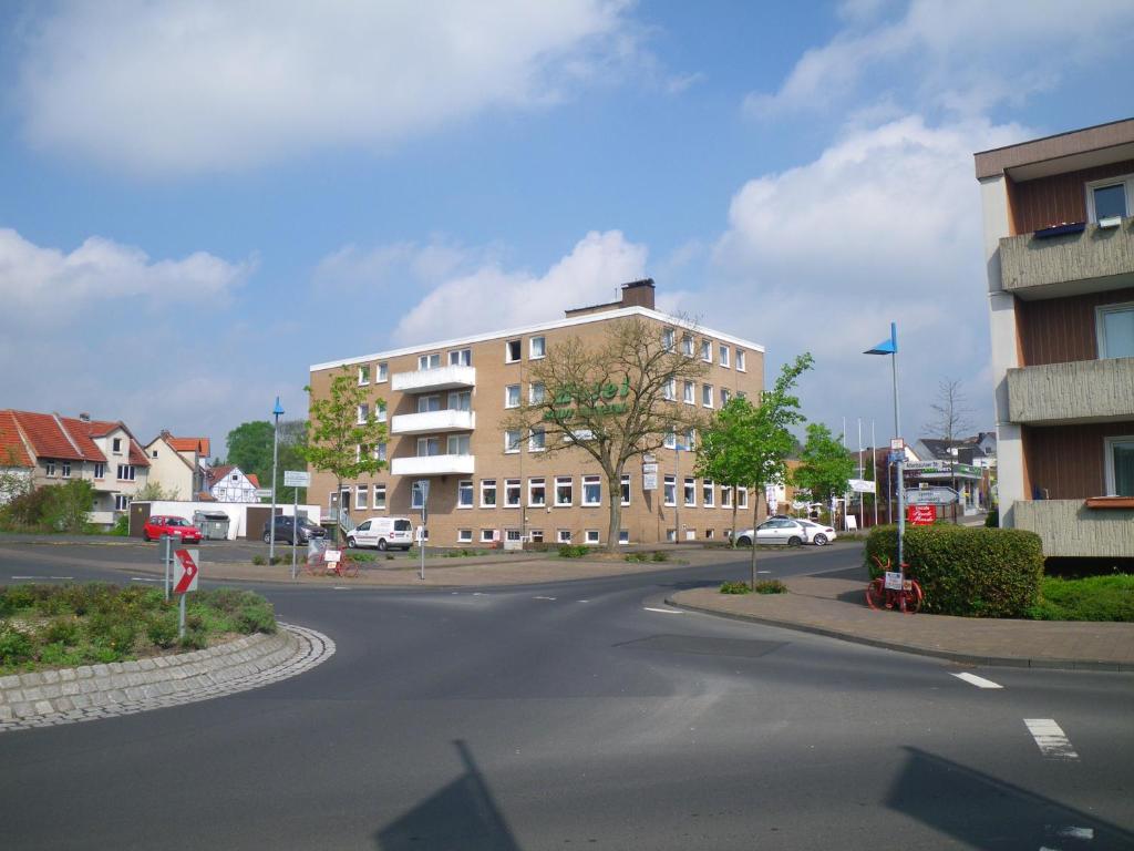 an empty street in front of a building at Hotel Stadt Baunatal in Baunatal