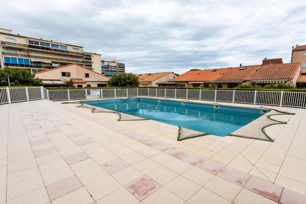 an image of a swimming pool in a building at Maison conviviale à Argelès-sur-Mer avec piscine partagee 35 m² in Argelès-sur-Mer