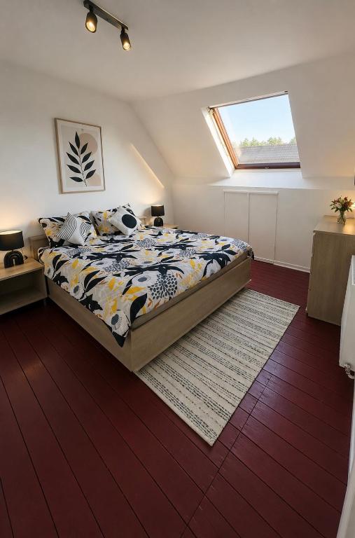 a bedroom with a bed and a window at Maison Traversière in Long de Bout