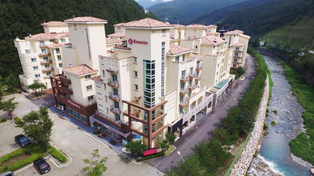 Vaade majutusasutusele Ramada Taebaek Hotel linnulennult