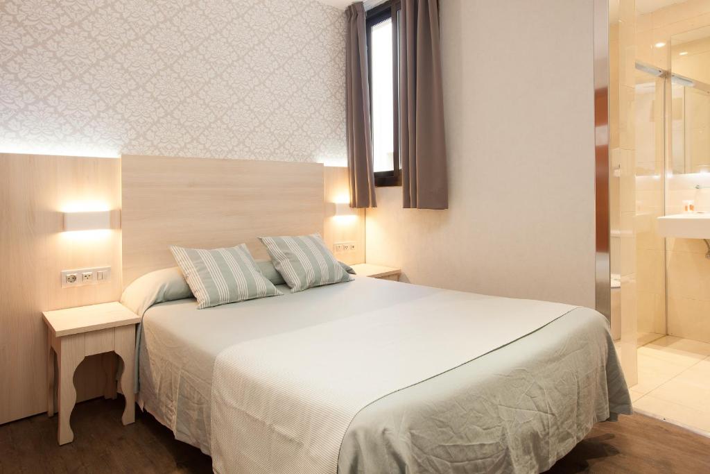 Postel nebo postele na pokoji v ubytování Hostal Fernando