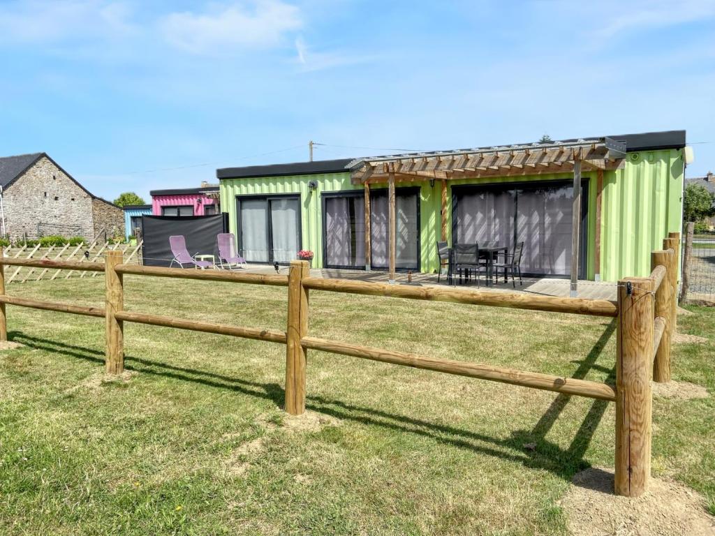 a wooden fence in front of a house at Maison cosy à La Bouillie + jardin in La Bouillie