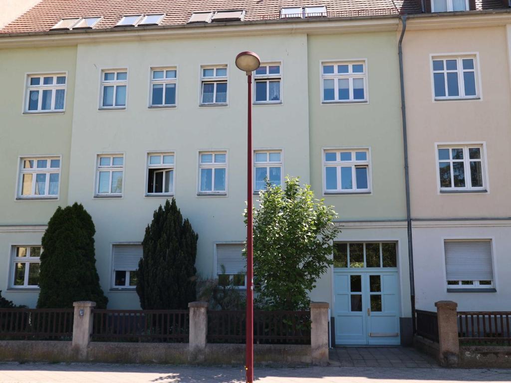a street light in front of a white building at Ferienwohnung MIWE Gesundheitszent in Forst