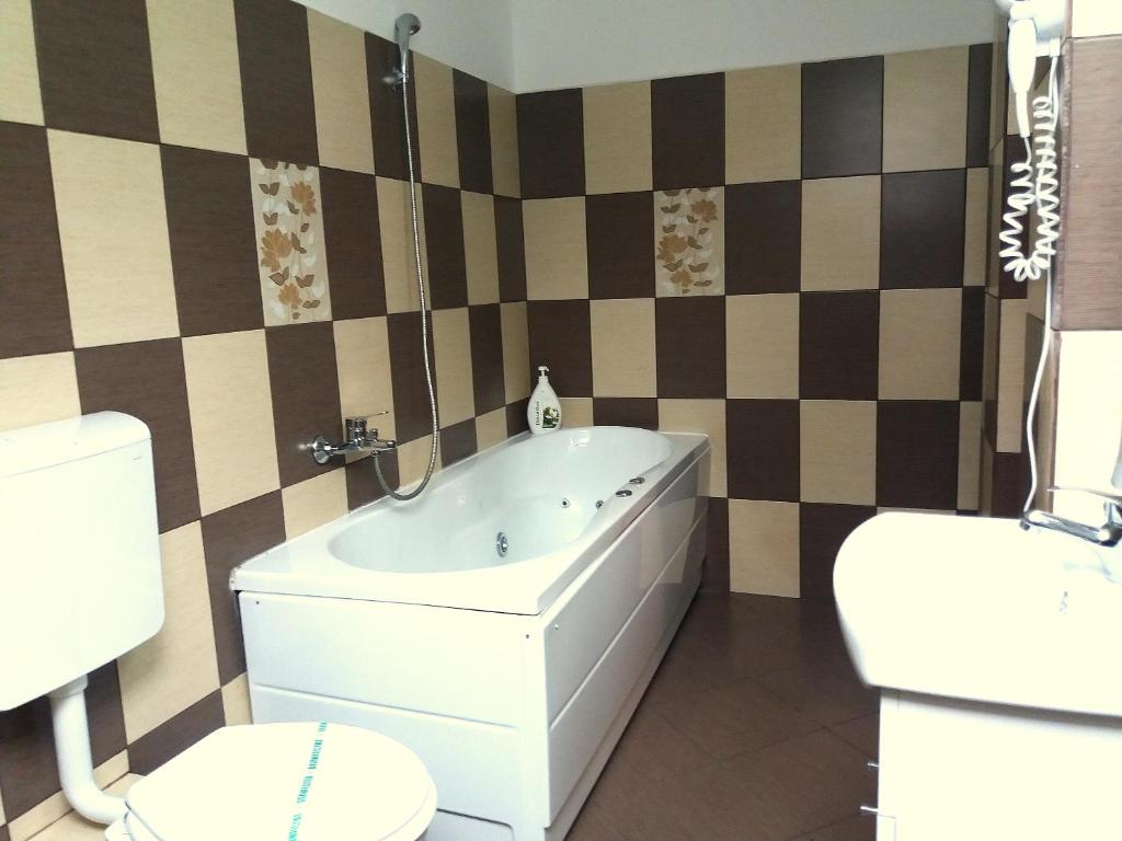 Pensiunea Red Rose Apartments - Appartement Met Twee Slaapkamers Met Kitchenette En Spa-bad