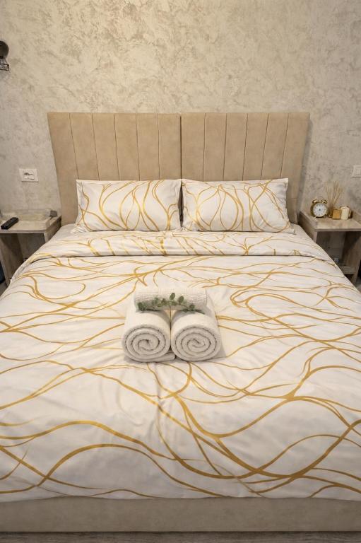 ein Bett mit zwei Handtüchern darauf in der Unterkunft AnA in Constanţa