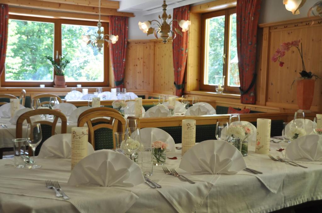 A restaurant or other place to eat at Gasthaus Steinberg