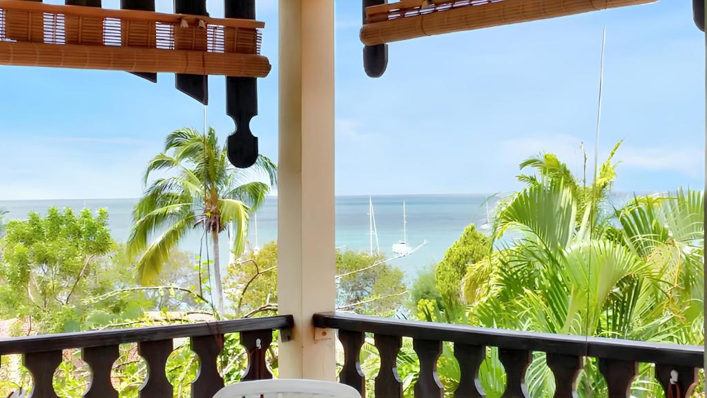 a balcony with a view of the ocean at Studio confortable à Sainte-Anne 30 m² avec vue mer in Sainte-Anne
