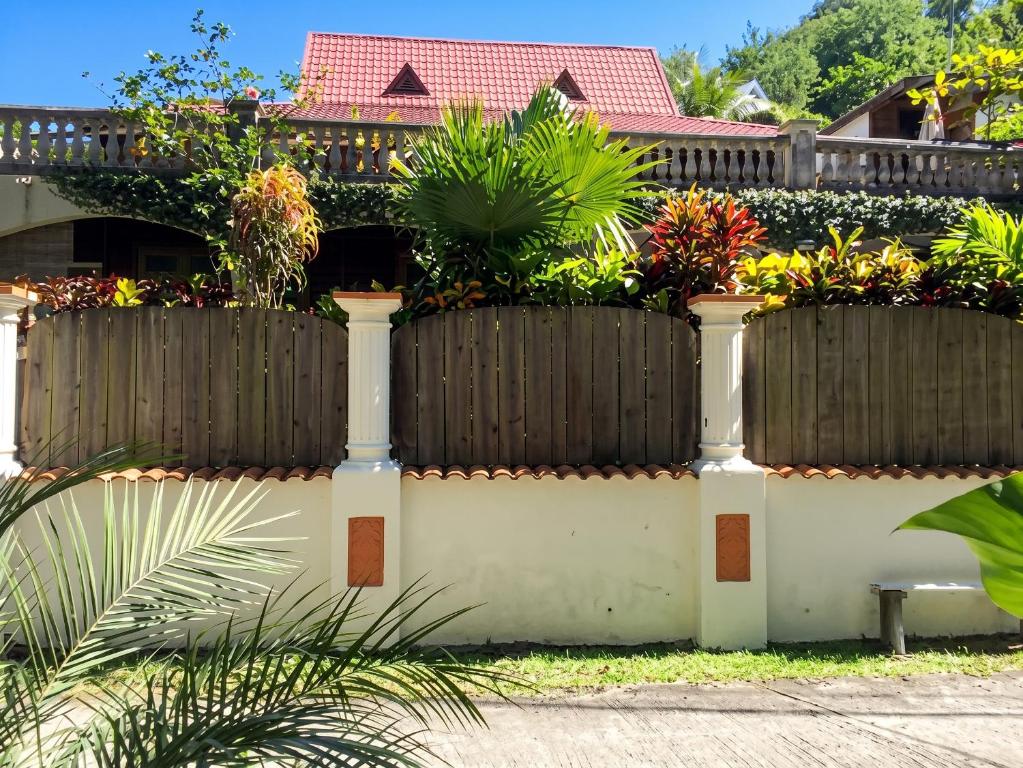 a fence with plants on top of it at Studio confortable à Schoelcher - 16 m² - Jardin privé in Schœlcher