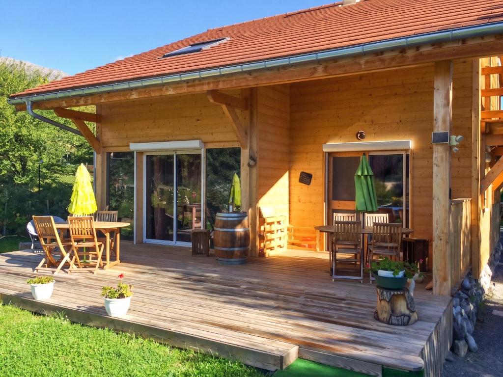 Maison de campagne à Gap avec vue sur la montagne.