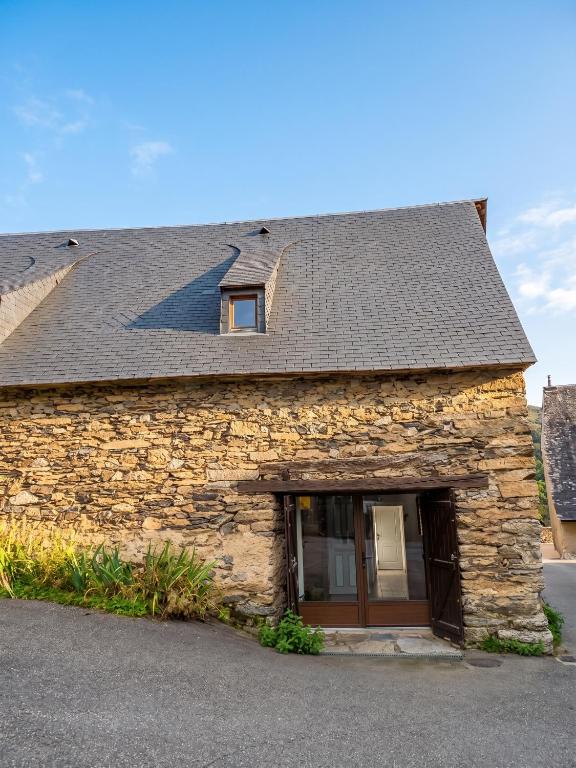 a stone house with a gambrel roof at Maison chaleureuse à Mont >Vue montagne & cheminée in Mont
