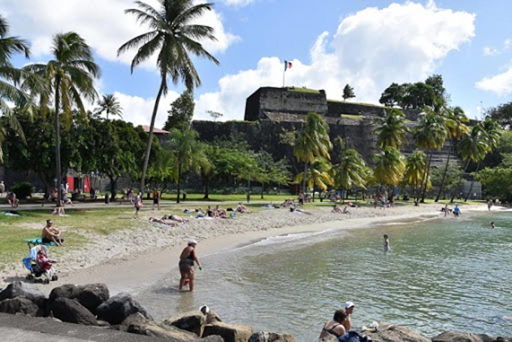 a group of people on a beach near the water at Studio confortable à Fort-de-France de 25 m² avec balcon privé in Fort-de-France