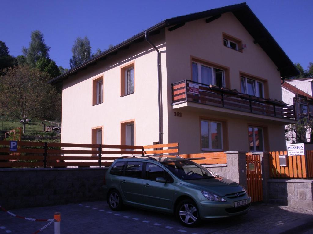 un pequeño coche aparcado frente a una casa en Pension Na Vyhlídce, en Český Krumlov